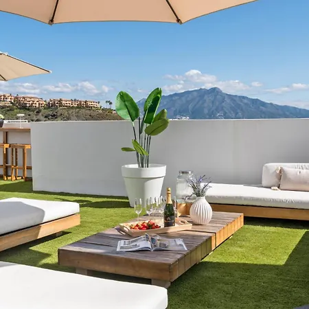 Luxurious Penthouse - View, Roof Terrace, 3br - 2ba *