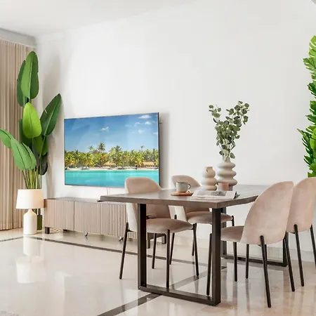 Luxurious Penthouse - View, Roof Terrace, 3br - 2ba