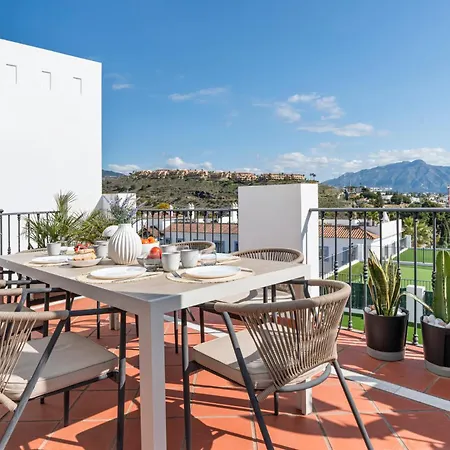 Luxurious Penthouse - View, Roof Terrace, 3br - 2ba *