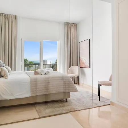 Luxurious Penthouse - View, Roof Terrace, 3br - 2ba