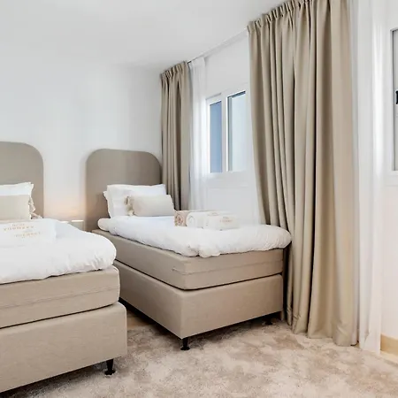 Luxurious Penthouse - View, Roof Terrace, 3br - 2ba Apartmán