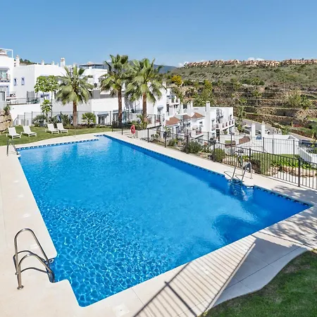 Luxurious Penthouse - View, Roof Terrace, 3br - 2ba *