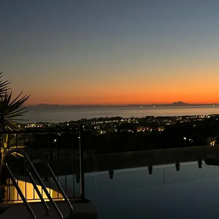 Luxurious Penthouse - View, Roof Terrace, 3br - 2ba Apartmán